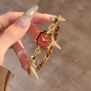 holding-on-hand-gedi-watch-62042-6ad64d1d5580d